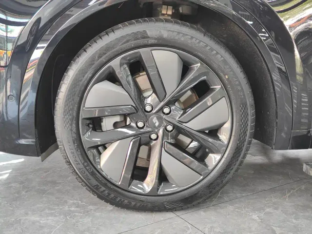 Li Auto Li Xiang L9 2024 Model Ultra — Фото автомобиля 14