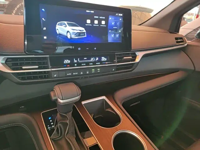 Toyota Sienna — Фото автомобиля 12