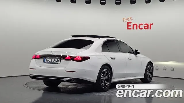 Mercedes-Benz E-Class — Фото автомобиля 2