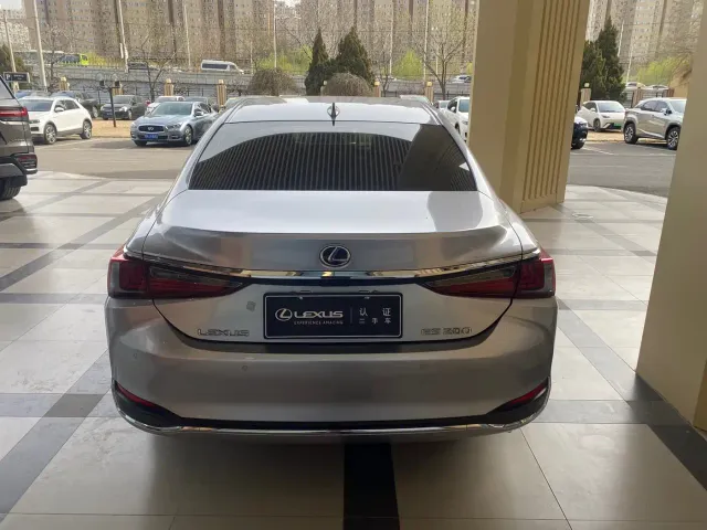 Lexus ES — Фото автомобиля 5