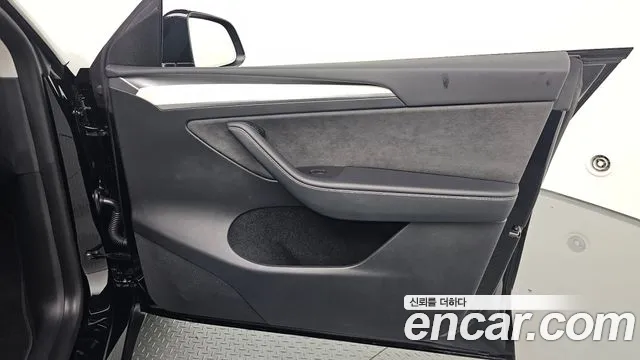 Tesla Model Y — Фото автомобиля 13