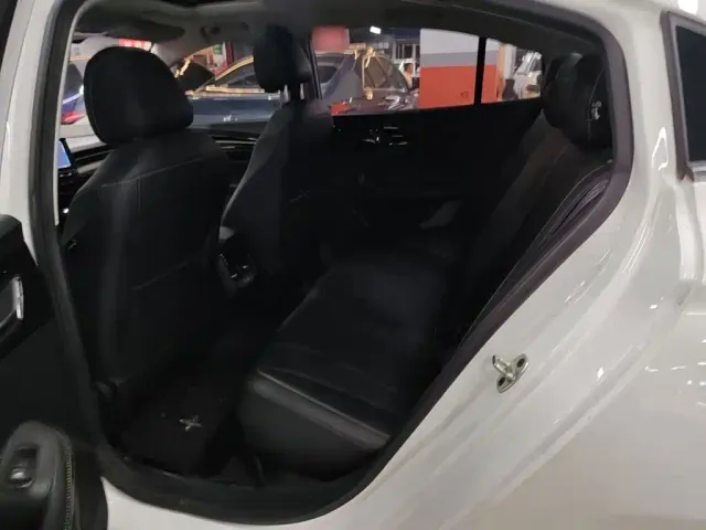 Roewe i5 — Фото автомобиля 16
