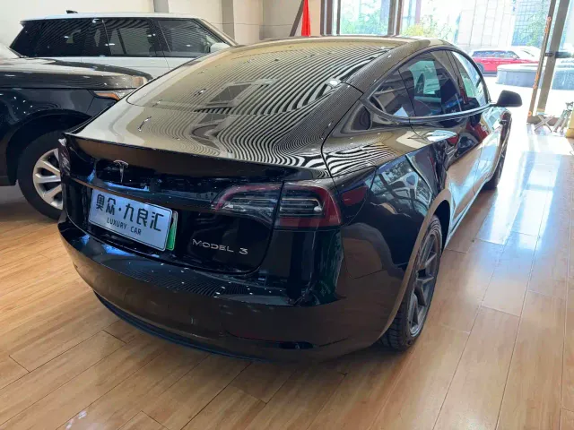 Tesla Model 3 — Фото автомобиля 10