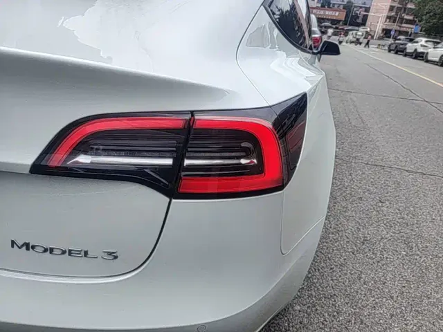 Tesla Model 3 — Фото автомобиля 7