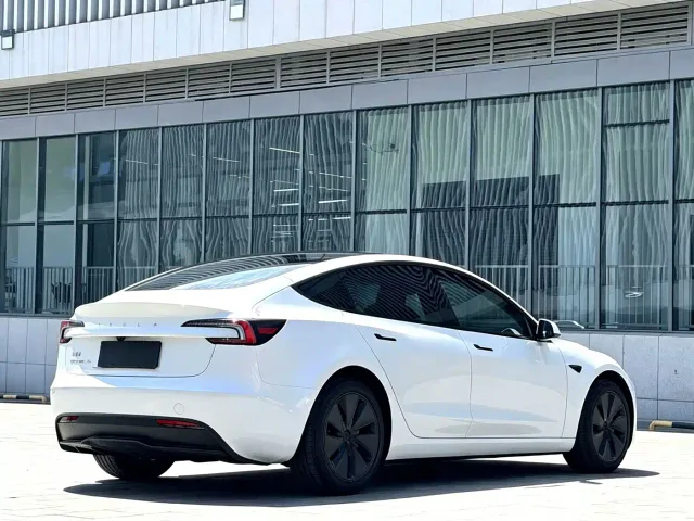 Tesla Model 3 — Фото автомобиля 8