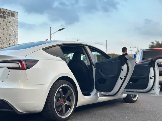 Tesla Model 3 — Фото автомобиля 17