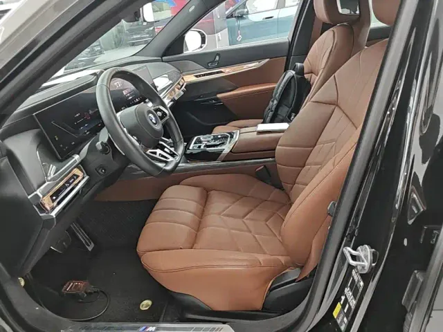BMW i7 — Фото автомобиля 14