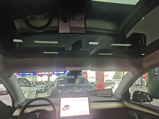 Tesla Model Y — Фото автомобиля 17