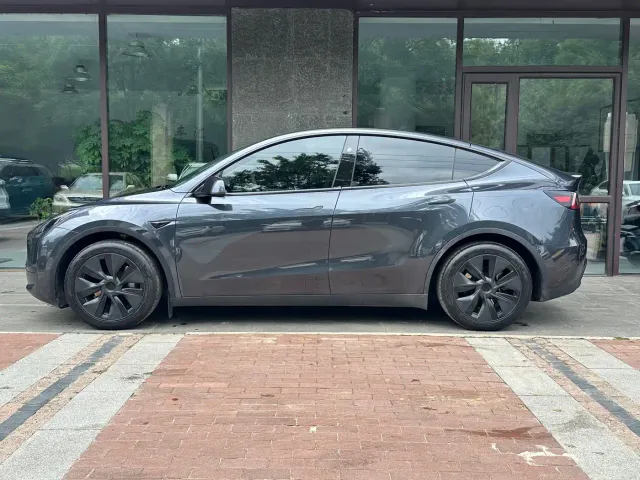 Tesla Model Y — Фото автомобиля 5