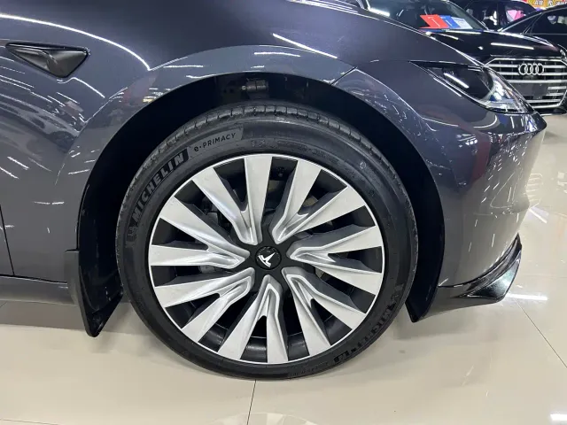 Tesla Model 3 — Фото автомобиля 21