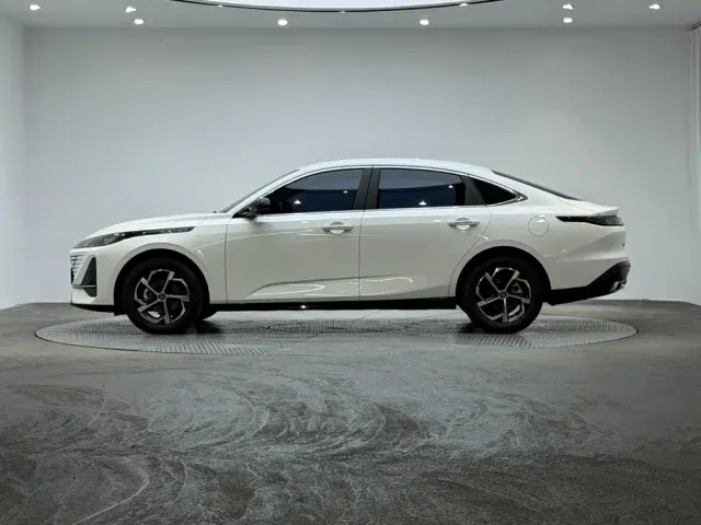 Changan Eado — Фото автомобиля 5