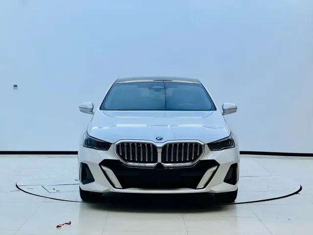 BMW 5 Series — Фото автомобиля 2