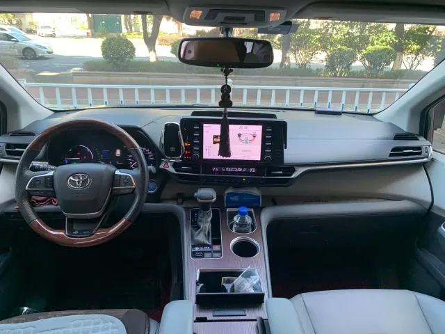 Toyota Sienna — Фото автомобиля 6
