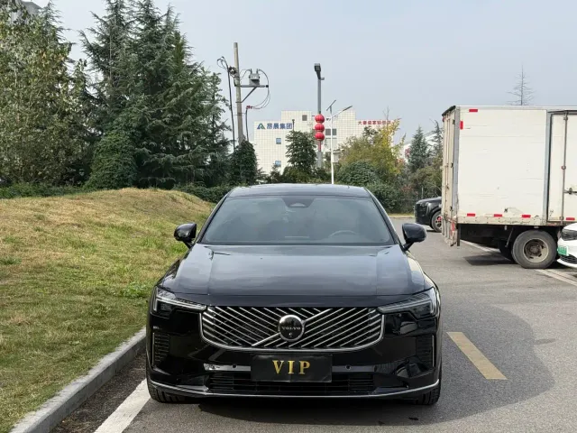 Volvo S90 — Фото автомобиля 2