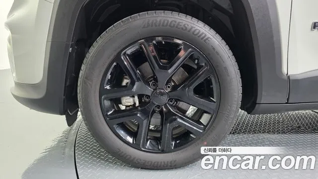 Jeep Renegade — Фото автомобиля 5