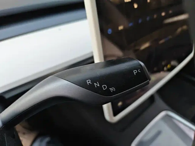 Tesla Model 3 — Фото автомобиля 10