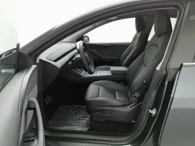 Tesla Model Y — Фото автомобиля 10