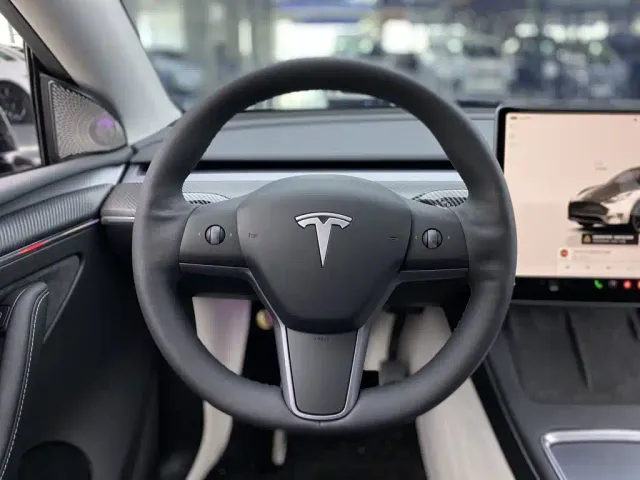 Tesla Model Y — Фото автомобиля 16