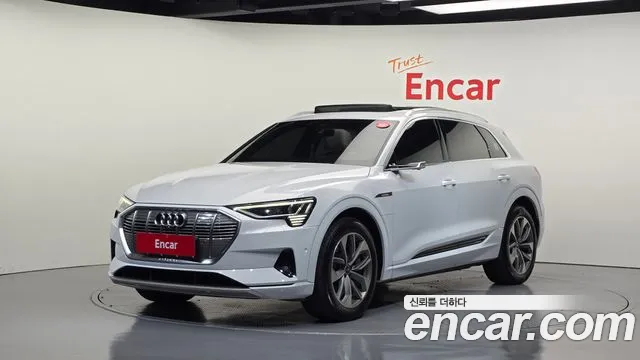 Фотография автомобиля — Audi e-tron