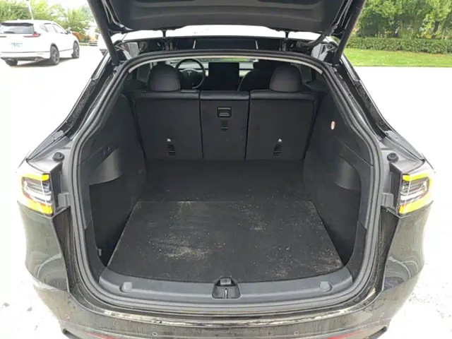 Tesla Model Y — Фото автомобиля 18