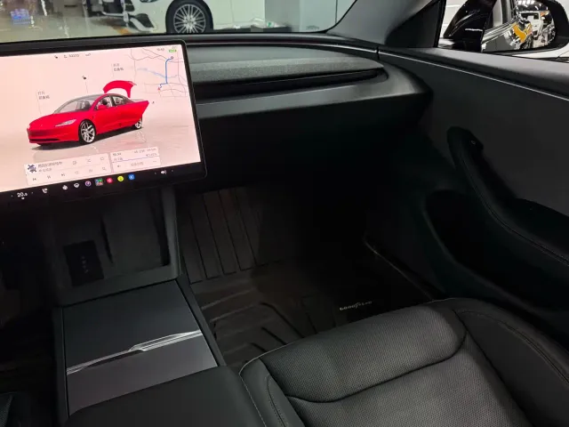 Tesla Model 3 — Фото автомобиля 11