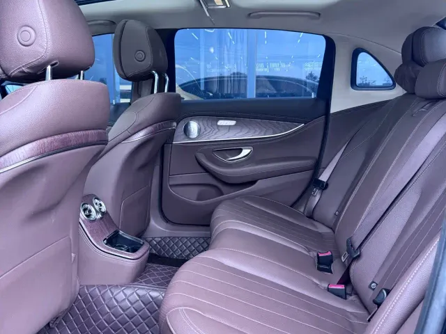 Mercedes-Benz E-Class — Фото автомобиля 14