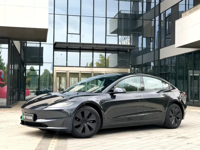 Фотография автомобиля — Tesla Model 3