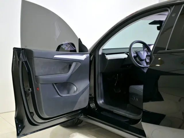 Tesla Model Y — Фото автомобиля 11