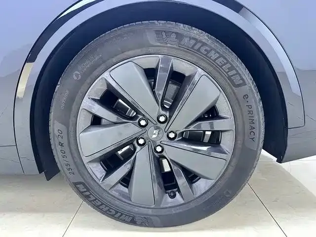 Li Auto L8 — Фото автомобиля 3