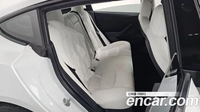 Tesla Model 3 — Фото автомобиля 9