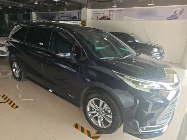 Toyota Sienna — Фото автомобиля 3