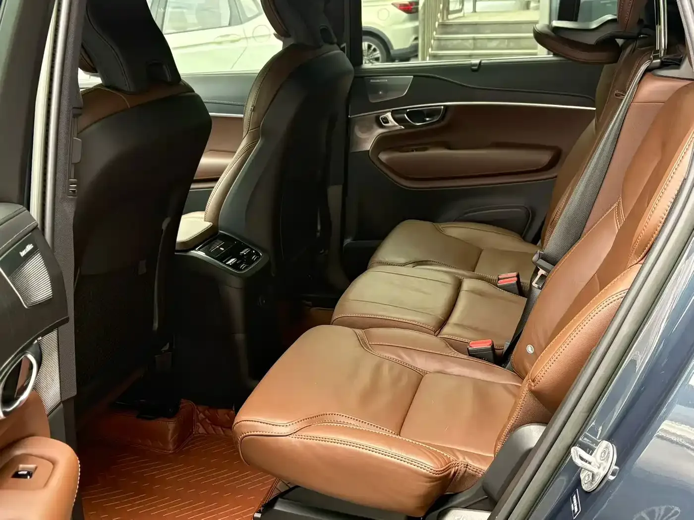 Volvo Volvo XC90 Plug-in Hybrid 2022 E-Drive Hybrid T8 Smart Premium Luxury 7-Seater — Фото автомобиля 5