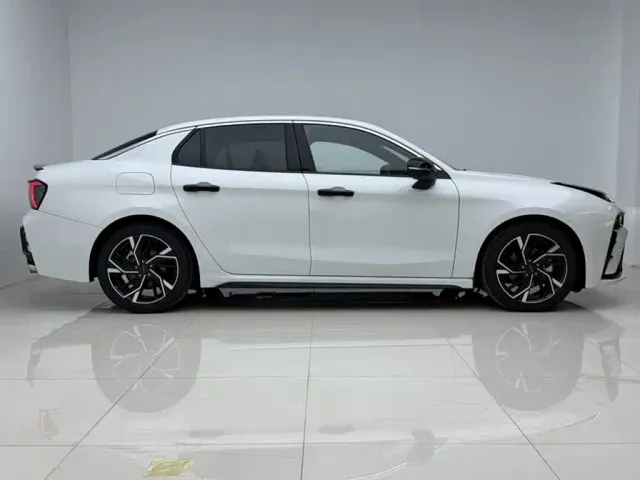 Lynk & Co 03 — Фото автомобиля 10