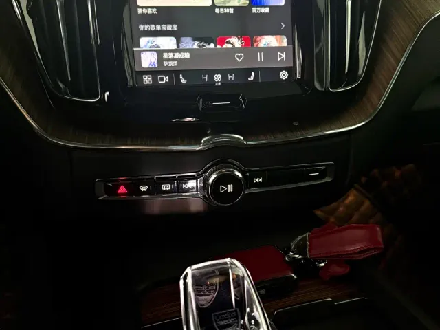 Volvo XC60 — Фото автомобиля 14