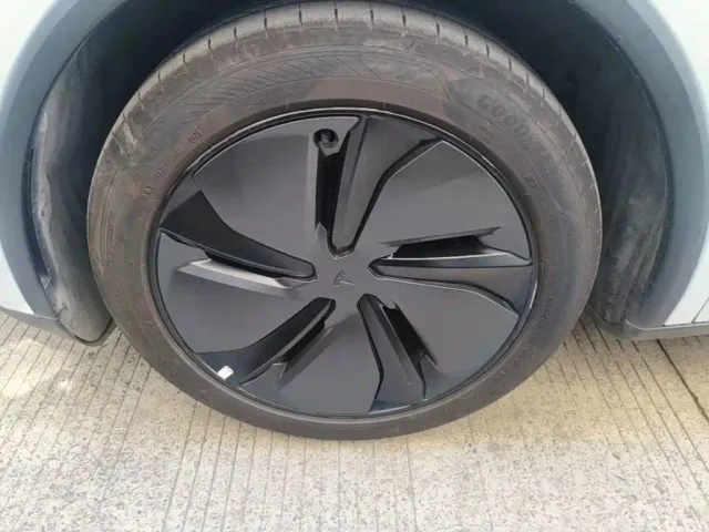 Tesla Model Y — Фото автомобиля 22