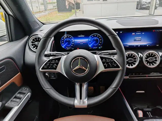 Mercedes-Benz EQB — Фото автомобиля 11