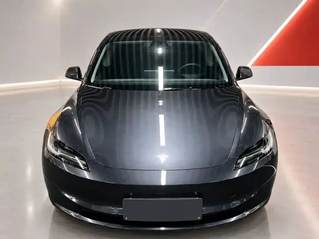 Tesla Model 3 — Фото автомобиля 2