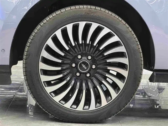 Lincoln Navigator — Фото автомобиля 12