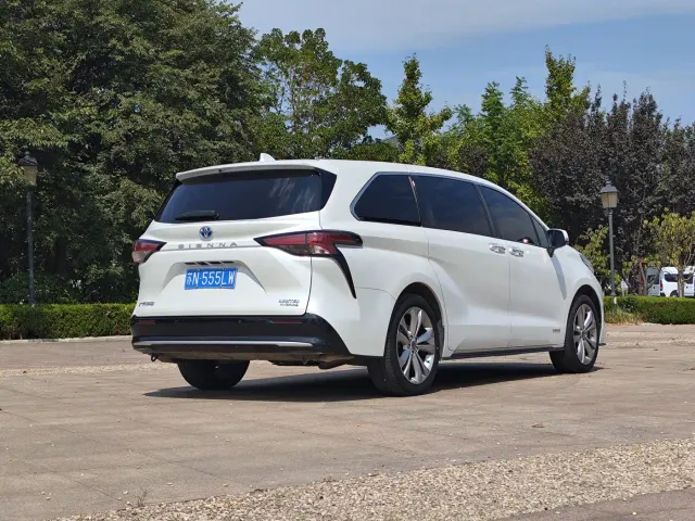 Toyota Sienna — Фото автомобиля 4