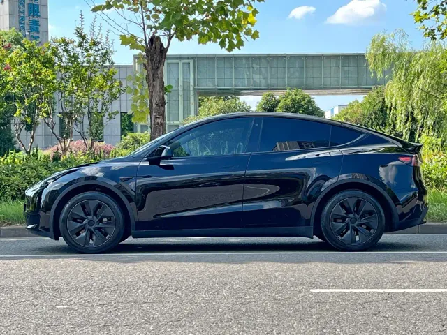 Tesla Model Y — Фото автомобиля 5