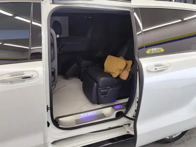 Toyota Sienna — Фото автомобиля 11