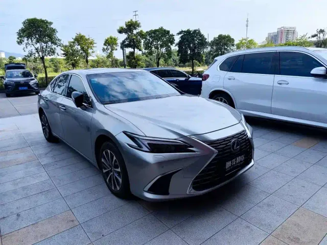 Lexus ES — Фото автомобиля 4