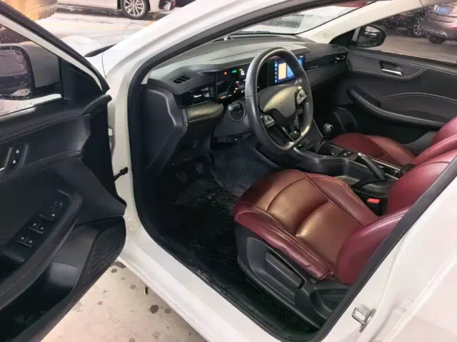 Roewe i5 — Фото автомобиля 15