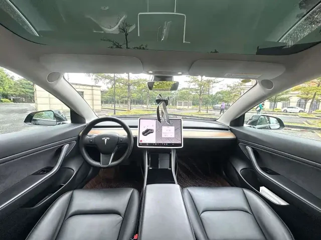 Tesla Model 3 — Фото автомобиля 6