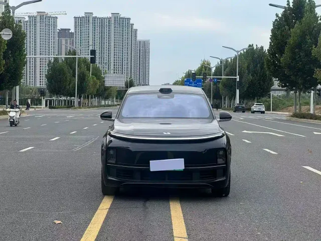 Li Auto L8 — Фото автомобиля 2