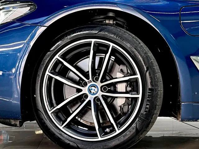 BMW 5 Series — Фото автомобиля 8