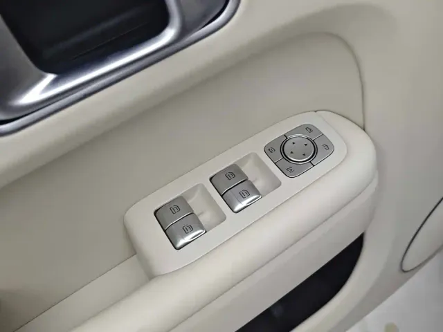 Li Auto L8 — Фото автомобиля 12