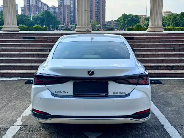 Lexus ES — Фото автомобиля 11