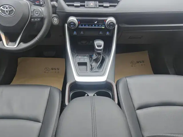 Toyota RAV4 — Фото автомобиля 16