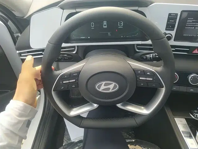 Hyundai Elantra — Фото автомобиля 10
